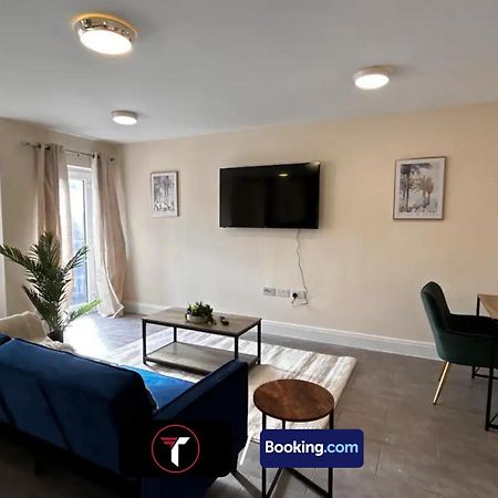 Stylish 2 Bedroom Flat By Tara Stays Short Lets & Serviced Accommodation Watford With Free Parking & Nearby Warner Studios المظهر الخارجي الصورة